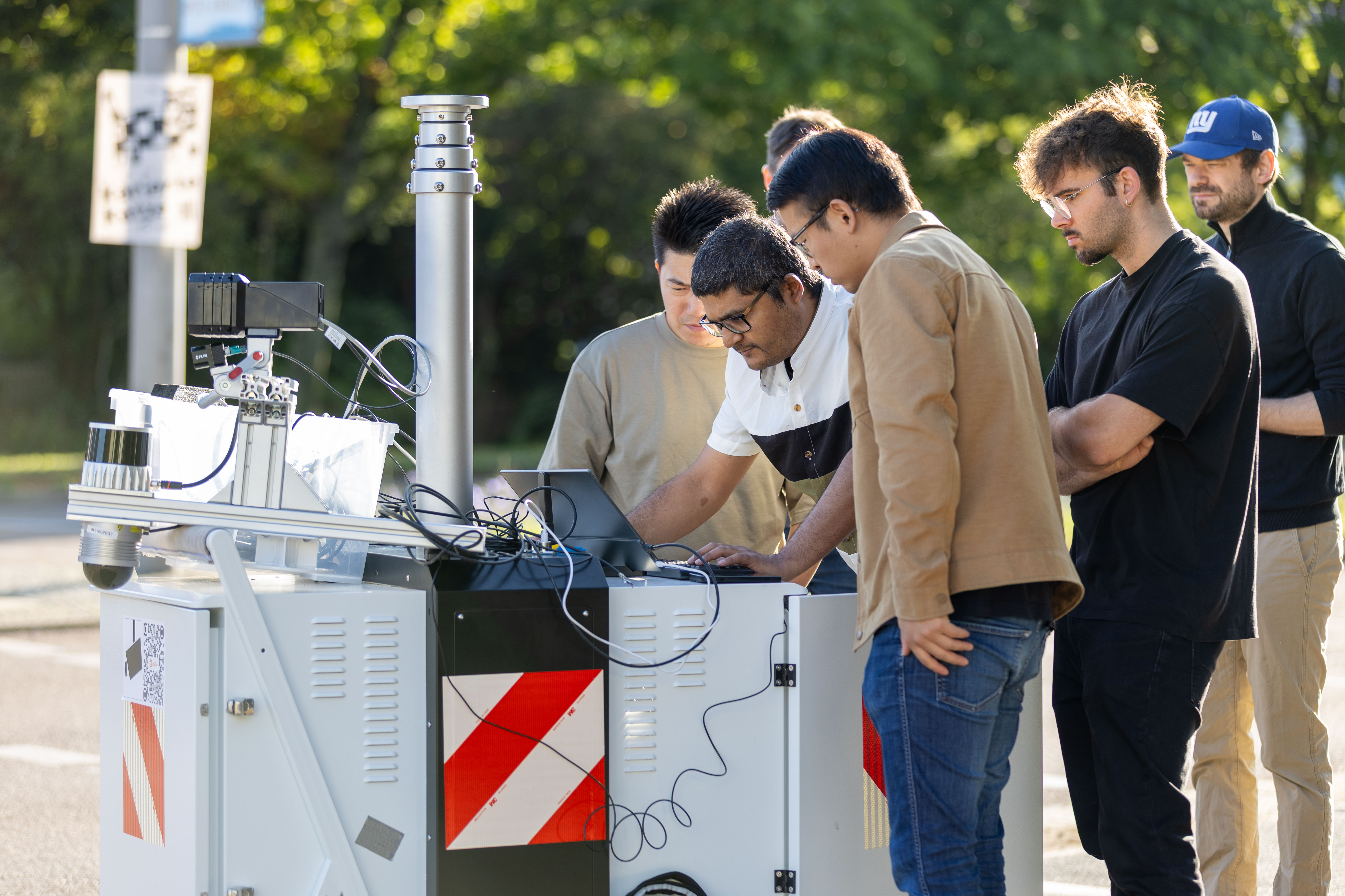 Kolleginnen und Kollegen arbeiten an LiangDaos Rover